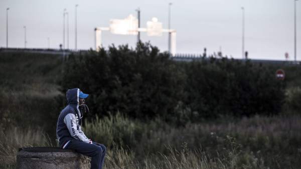 Un inmigrante cerca de las vías del Eurotunel a las afueras de Calais (Francia). Un inmigrante cerca de las vías del Eurotunel a las afueras de Calais (Francia).