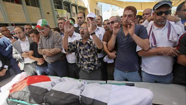 Familiares y allegados de la familia palestina rezan por el cuerpo de Saad Dawabsha durante su funeral. Familiares y allegados de la familia palestina rezan por el cuerpo de Saad Dawabsha durante su funeral.