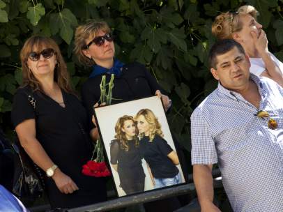 Familiares y amigos despiden a Marina y a Laura en sus funerales