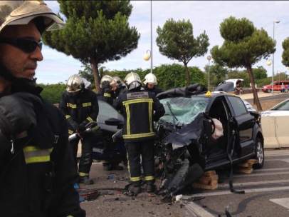 Servicio de Emergencias trabajando para rescatar a las víctimas del accidente de tráfico.