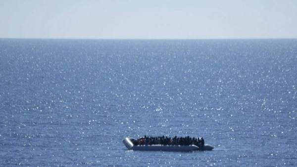 Imagen de una patera de inmigrantes cerca de Libia.
Imagen de una patera de inmigrantes cerca de Libia.