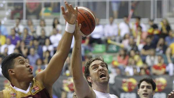 Pau Gasol entrando a canasta. Pau Gasol entrando a canasta.