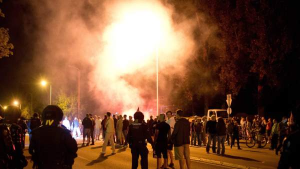 La Policía alemana trata de dispersar la manifestación neonazi en contra de los centros para refugiados La Policía alemana trata de dispersar la manifestación neonazi en contra de los centros para refugiados