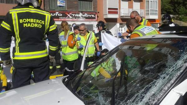 Un choque entre un autobús de la EMT y un coche en Usera Un choque entre un autobús de la EMT y un coche en Usera