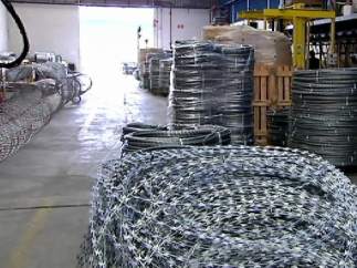 Las concertinas que se emplean para evitar el paso de inmigrantes y refugiados se hacen en Málaga