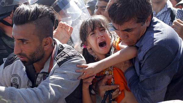 Migrantes cruzan la frontera entre Macedonia y Grecia Migrantes cruzan la frontera entre Macedonia y Grecia