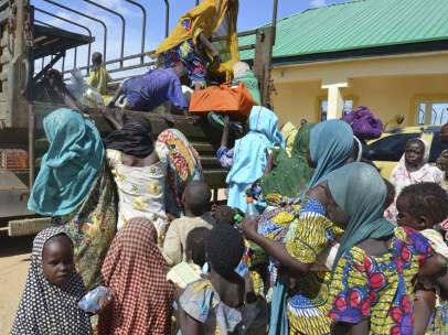 Mujeres y niños rescatados por soldados nigerianos del grupo extremista Boko Haram