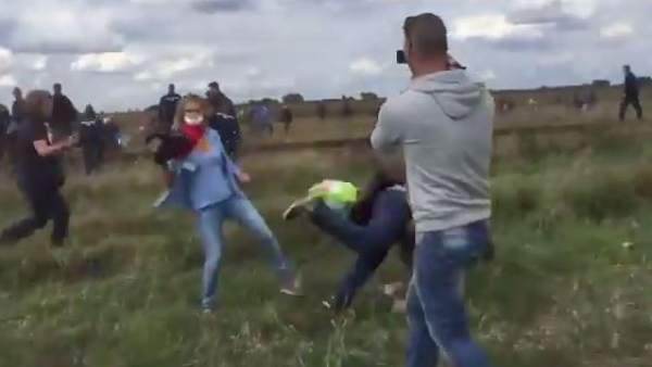 Una periodista zancadillea a un refugiado Una periodista zancadillea a un refugiado