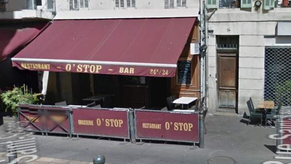 Acceso al bar O'stop, en la calle Saint-Saëns (Marsella), lugar donde ha ocurrido el tiroteo Acceso al bar O'stop, en la calle Saint-Saëns (Marsella), lugar donde ha ocurrido el tiroteo