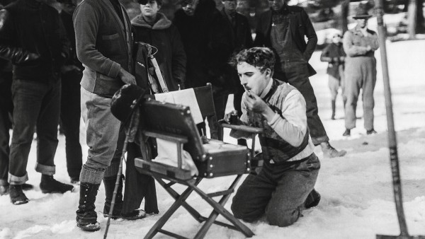 Chaplin putting on his makeup during location filming for “The Gold Rush” (1925) Chaplin putting on his makeup during location filming for “The Gold Rush” (1925)