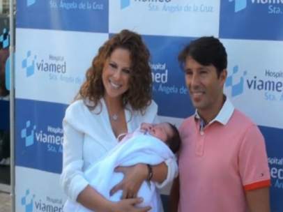 Pastora Soler y su marido presentado a su primera hija, Estrella