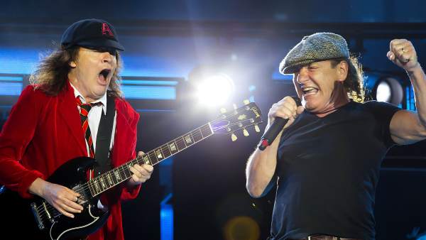 Angus Young (izq) y Brian Johnson (dcha.) de AC/DC durante una actuación Angus Young (izq) y Brian Johnson (dcha.) de AC/DC durante una actuación