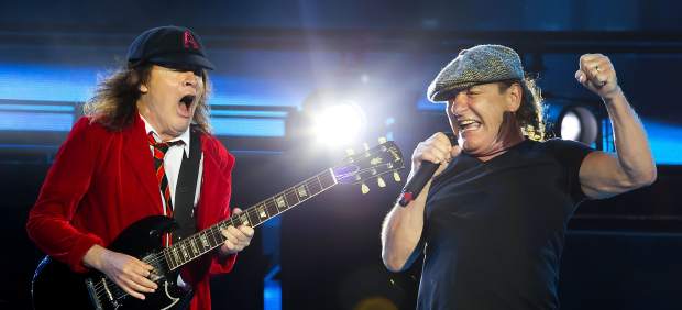 Angus Young (izq) y Brian Johnson (dcha.) de  AC/DC durante una actuación