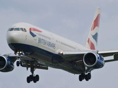 Avión de 'Britsh Airways' aterrizando en el aeropuerto Heathrow, en Londres