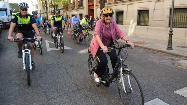 Carmena apuesta por la bici Carmena apuesta por la bici