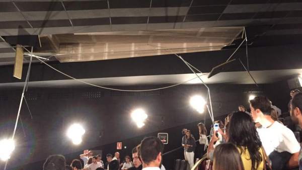 Siete heridos leves tras desplomarse parte del techo en una sala de