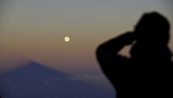 La luna ilumina el Teide La luna ilumina el Teide