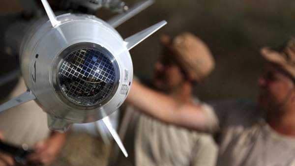 Miembros del Ejército ruso preparando aviones para atacar en Siria Miembros del Ejército ruso preparando aviones para atacar en Siria