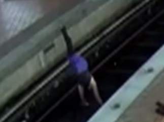 Yoga en las vías del metro