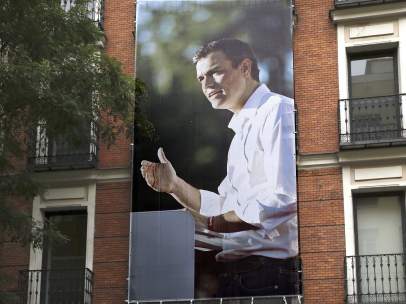 Pedro Sánchez, a tamaño gigante