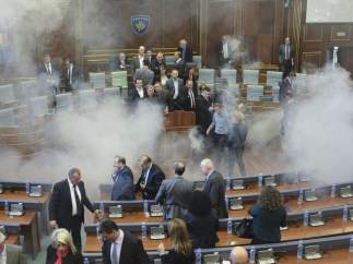 Gas lacrimógeno en el Parlamento de Kosovo