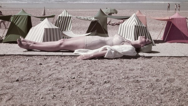Robert Capa — Une femme sur la plage, Biarritz, France, août 1951 Robert Capa — Une femme sur la plage, Biarritz, France, août 1951
