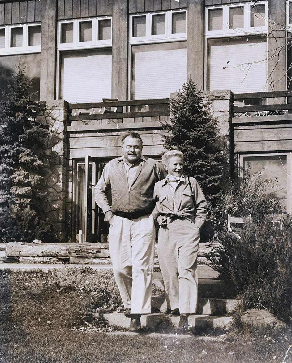 Foto Ernest and Mary Hemingway outside of the Sun Valley Lodge, Idaho