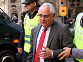 Agentes de la Guardia Civil sacan detenido de su domicilio al tesorero de CDC, Andreu Viloca.