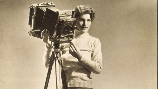 Margaret Bourke-White (1904-1971) - Self-portrait with camera, (Autoportrait à la camera)
Margaret Bourke-White (1904-1971) - Self-portrait with camera, (Autoportrait à la camera)