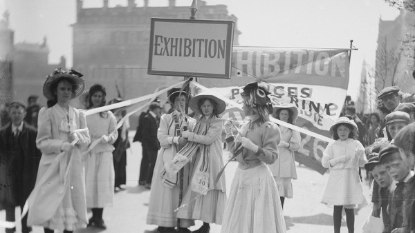 Christina Broom (1862-1939) - Jeunes suffragettes faisant la promotion de l’exposition de la Women’s Exhibition de Knightsbridge, Londres, mai 1909
Christina Broom (1862-1939) - Jeunes suffragettes faisant la promotion de l’exposition de la Women’s Exhibition de Knightsbridge, Londres, mai 1909