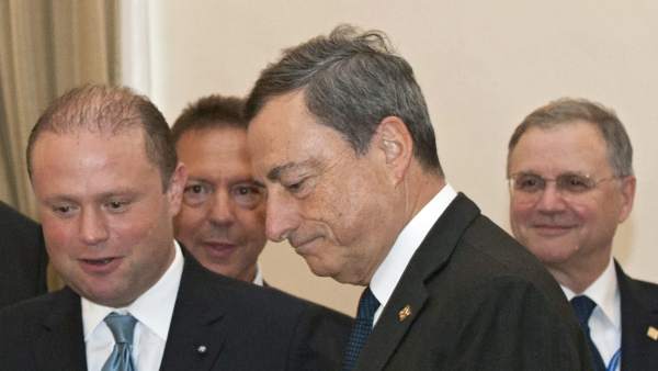 Joseph Muscat y Mario Draghi Joseph Muscat y Mario Draghi