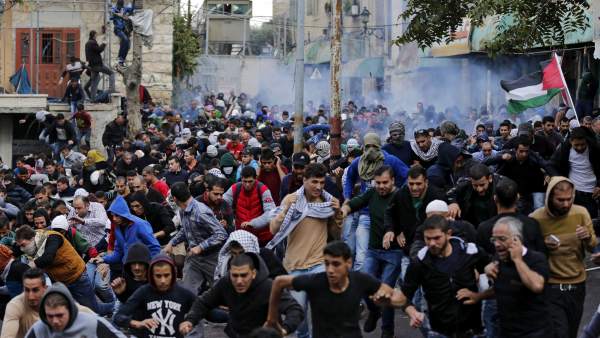 Cientos de palestinos corren tras el lanzamiento de granadas Cientos de palestinos corren tras el lanzamiento de granadas