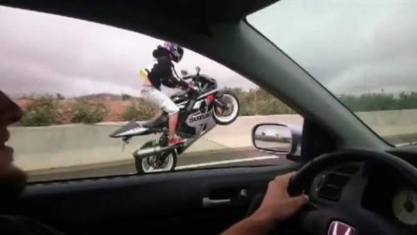 Motorista haciendo 'el caballito' Motorista haciendo 'el caballito'