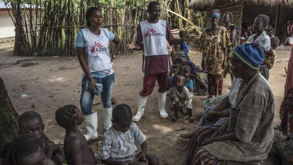 Dos voluntarios hablan a los aldeanos sobre medidas saludables para supervivientes de ébola en el distrito de Tonkilili, en Sierra Leona. Dos voluntarios hablan a los aldeanos sobre medidas saludables para supervivientes de ébola en el distrito de Tonkilili, en Sierra Leona.