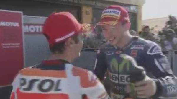 Pedrosa y Lorenzo se abrazan Pedrosa y Lorenzo se abrazan