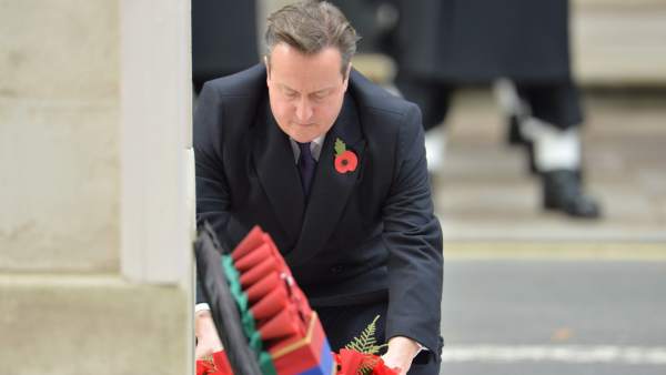 David Cameron en un acto del Día del Recuerdo en donde homenajean a las víctimas de la Primera y Segunda Guerra Mundial. David Cameron en un acto del Día del Recuerdo en donde homenajean a las víctimas de la Primera y Segunda Guerra Mundial.