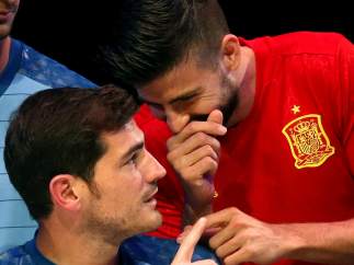 Risas entre Piqué y Casillas