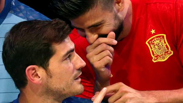 Risas entre Piqué y Casillas Risas entre Piqué y Casillas