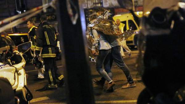 Víctimas abandonan la sala de conciertos Bataclan tras el atentado Víctimas abandonan la sala de conciertos Bataclan tras el atentado