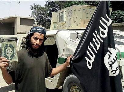 Abaaoud, con la bandera del Estado Islámico