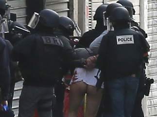 Uno de los detenidos en el barrio de Saint Denis.