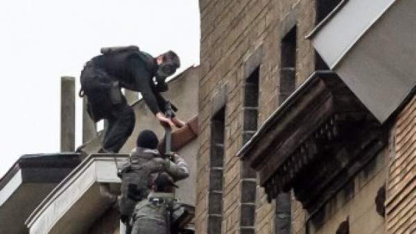 Agentes intervienen en una operación especial el día 16 de noviembre de 2015 en el barrio bruselense de Molenbeek tras los atentados de París. Agentes intervienen en una operación especial el día 16 de noviembre de 2015 en el barrio bruselense de Molenbeek tras los atentados de París.