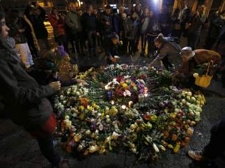Homenaje a los fallecidos en los ataques yihadistas del 13N cerca de la sala Bataclan.