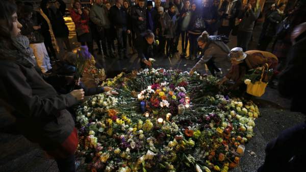 Homenaje a los fallecidos en los ataques yihadistas del 13N cerca de la sala Bataclan. Homenaje a los fallecidos en los ataques yihadistas del 13N cerca de la sala Bataclan.
