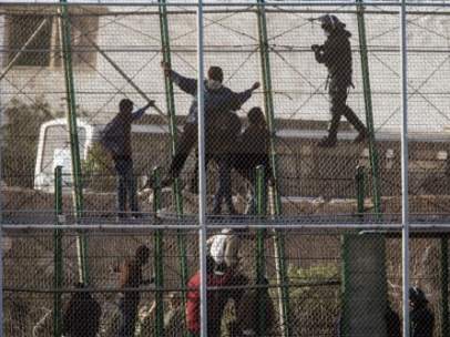 Ciudadanos subsaharianos en la valla que separa Melilla de Marruecos