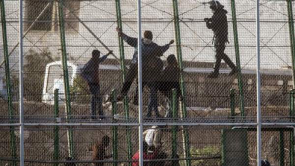 Ciudadanos subsaharianos en la valla que separa Melilla de Marruecos Ciudadanos subsaharianos en la valla que separa Melilla de Marruecos
