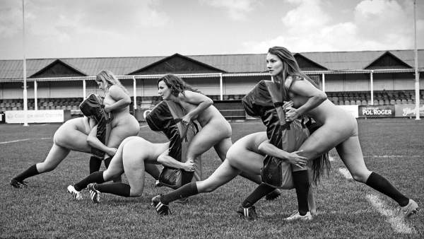 Jugadoras del equipo femenino de rugby de la universidad de Oxford posan para un calendario benéfico. Jugadoras del equipo femenino de rugby de la universidad de Oxford posan para un calendario benéfico.