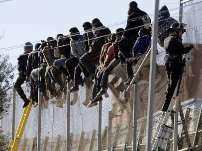 Inmigrantes, sobre la valla de Melilla