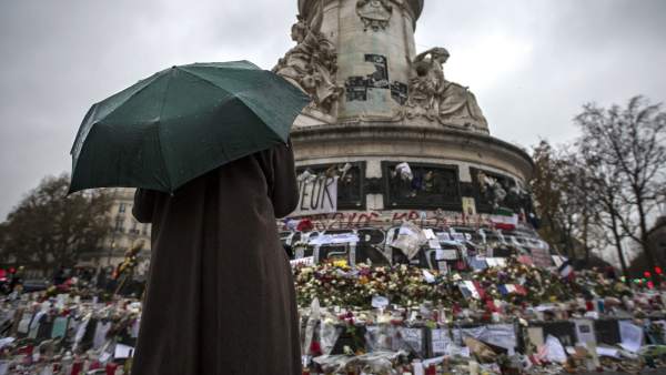 HOMENAJE A LAS VÍCTIMAS DE LOS ATENTADOS DE PARÍS HOMENAJE A LAS VÍCTIMAS DE LOS ATENTADOS DE PARÍS