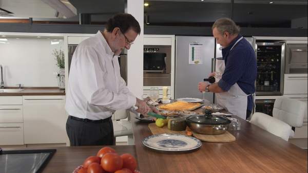 Rajoy y Bertín cocinando Rajoy y Bertín cocinando